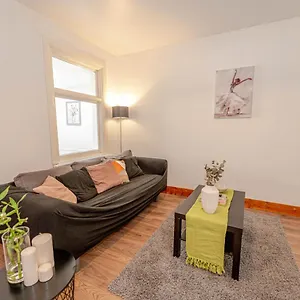 Beautiful 4 Bedrooms House, 7 Walk To Train Station Holiday home