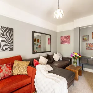 Traditional 4 Bedroom In Greenwich Holiday home
